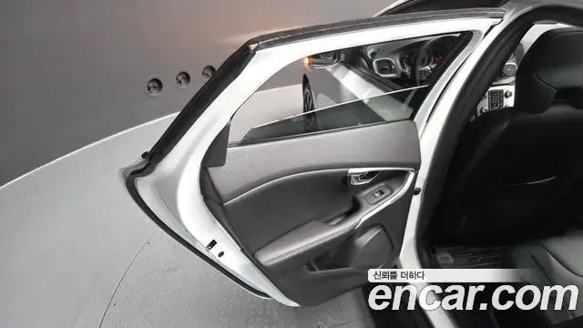 Volvo V40 Cross Country 2019 — Photo 38/38