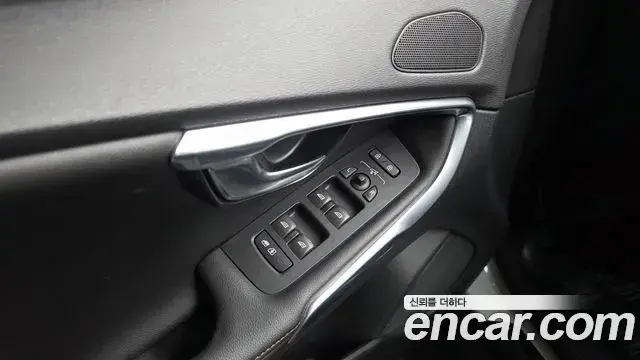 Volvo V40 Cross Country 2019 — Photo 11/38