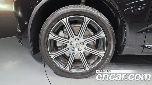 Volvo XC60 2018 — Şəkil 12/32
