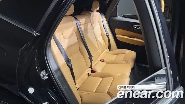 Volvo XC60 2018 — Şəkil 14/32