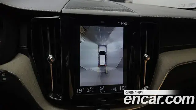 Volvo XC60 2018 — Şəkil 27/32