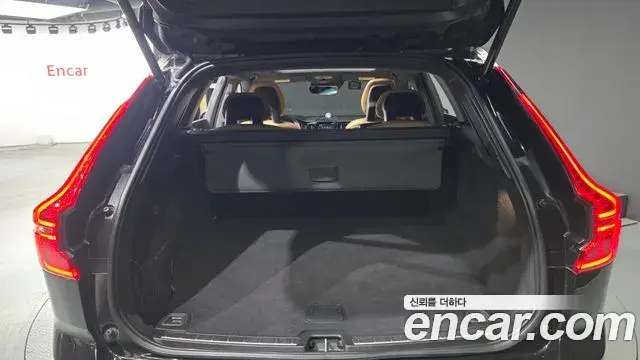 Volvo XC60 2018 — Şəkil 19/32