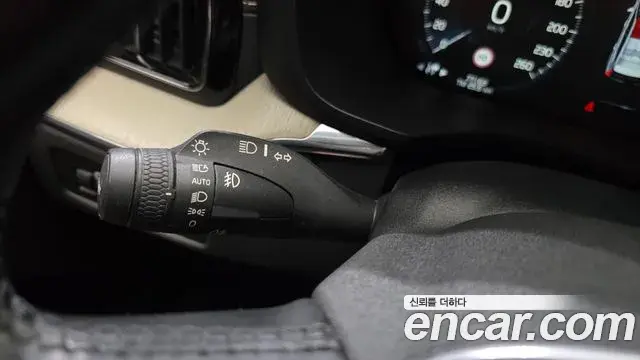 Volvo XC60 2018 — Şəkil 13/32