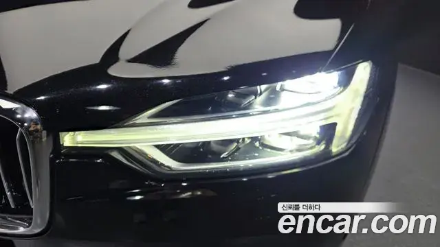 Volvo XC60 2018 — Şəkil 8/32
