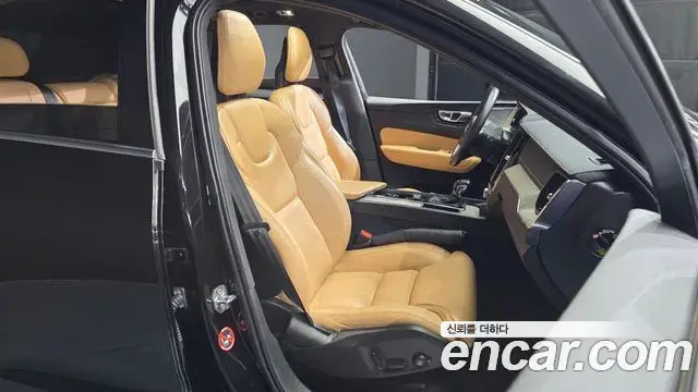 Volvo XC60 2018 — Şəkil 26/32