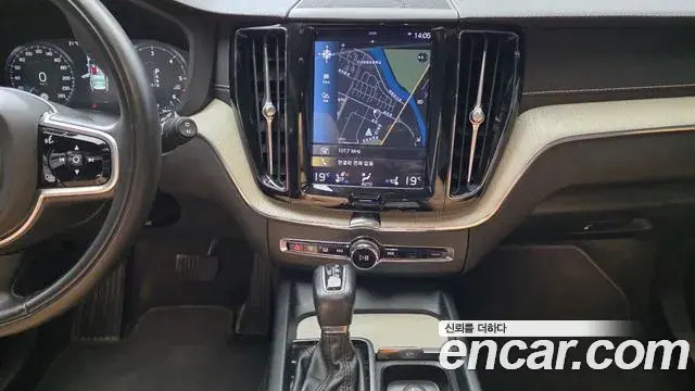 Volvo XC60 2018 — Şəkil 17/32