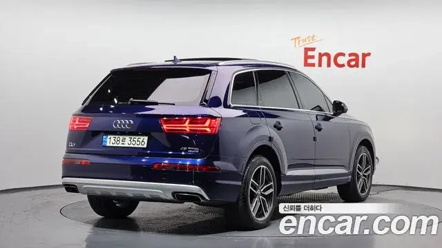 Audi Q7 2019 — Photo 9/31