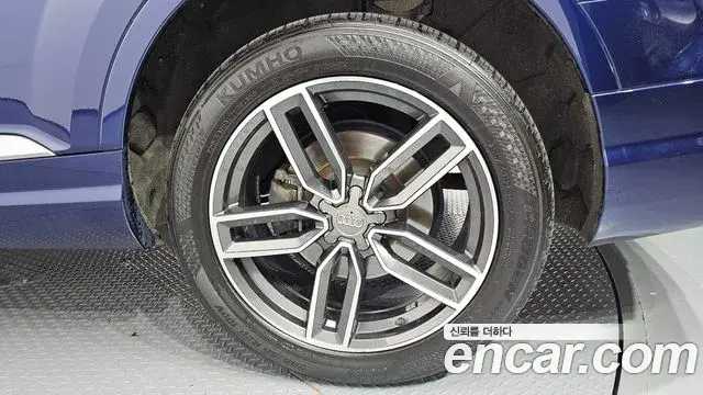 Audi Q7 2019 — Photo 26/31