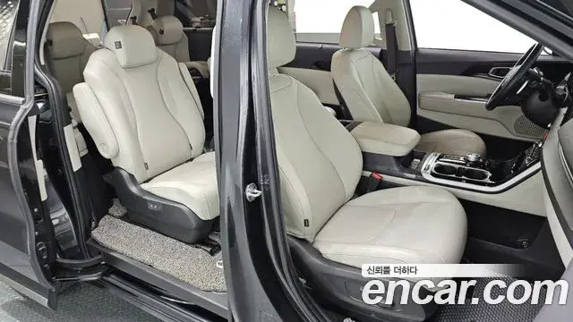 Kia Carnival 2021 — Photo 25/31
