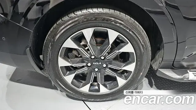 Kia Carnival 2023 — ფოტო 8/30