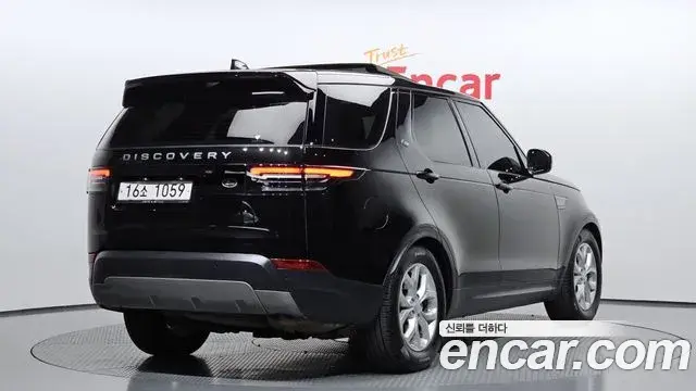 Land Rover Discovery 5 2018 — ფოტო 31/32