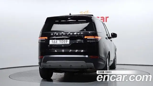 Land Rover Discovery 5 2018 — ფოტო 21/32