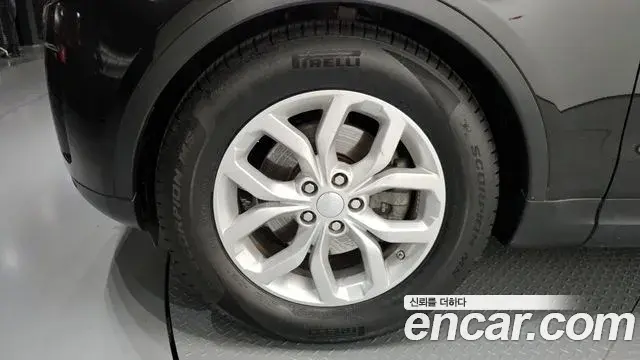 Land Rover Discovery 5 2018 — ფოტო 24/32
