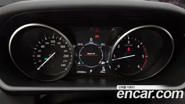 Land Rover Discovery 5 2018 — ფოტო 4/32