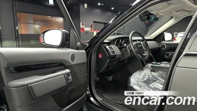 Land Rover Discovery 5 2018 — ფოტო 8/32