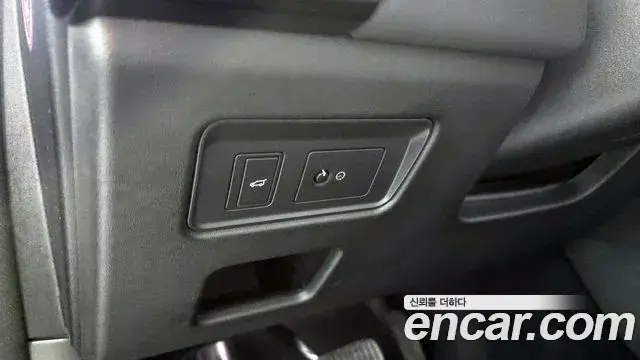 Land Rover Discovery 5 2018 — ფოტო 27/32
