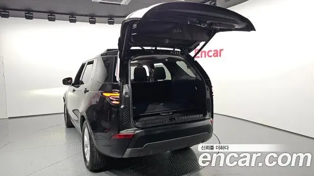 Land Rover Discovery 5 2018 — ფოტო 19/32