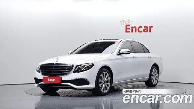 Mercedes-Benz E-Class 2019 — Photo 10/33