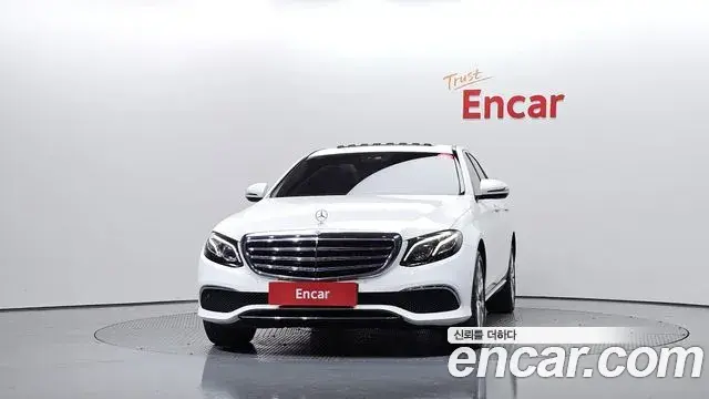 Mercedes-Benz E-Class 2019 — Photo 7/33