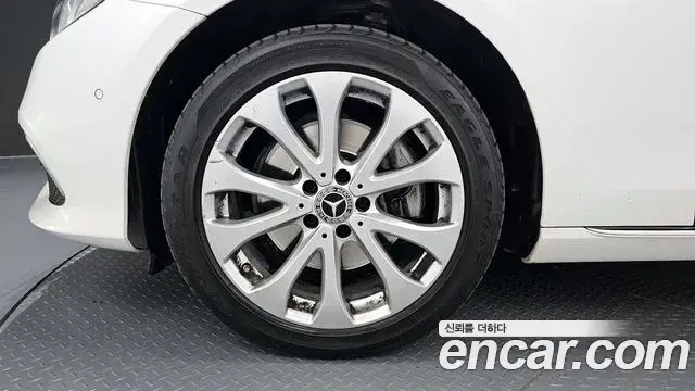 Mercedes-Benz E-Class 2019 — Photo 22/33