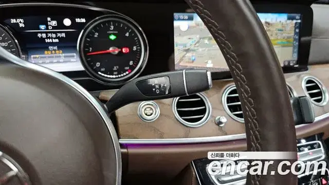 Mercedes-Benz E-Class 2019 — Photo 26/33