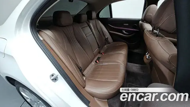 Mercedes-Benz E-Class 2019 — Photo 16/33