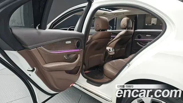 Mercedes-Benz E-Class 2019 — Photo 12/33