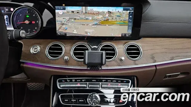 Mercedes-Benz E-Class 2019 — Photo 8/33