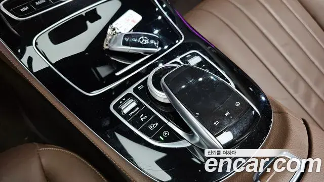 Mercedes-Benz E-Class 2019 — Photo 15/33