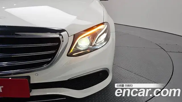 Mercedes-Benz E-Class 2019 — Photo 19/33