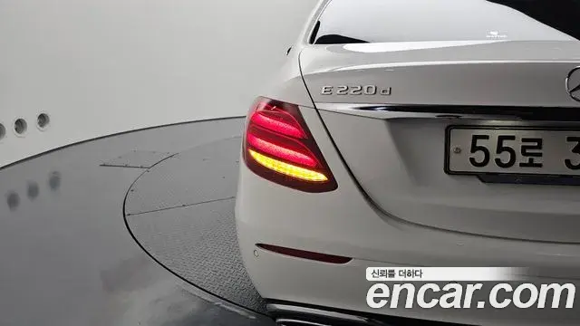 Mercedes-Benz E-Class 2019 — Photo 25/33