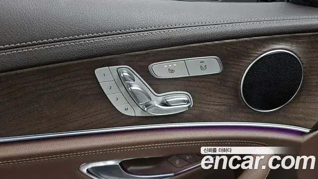 Mercedes-Benz E-Class 2019 — Photo 6/33