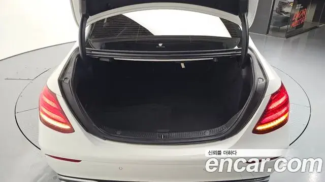 Mercedes-Benz E-Class 2019 — Photo 32/33