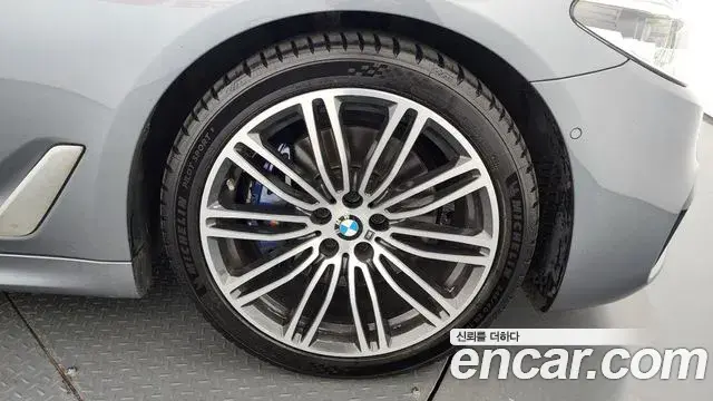 BMW 5 Series 2019 — Photo 18/33