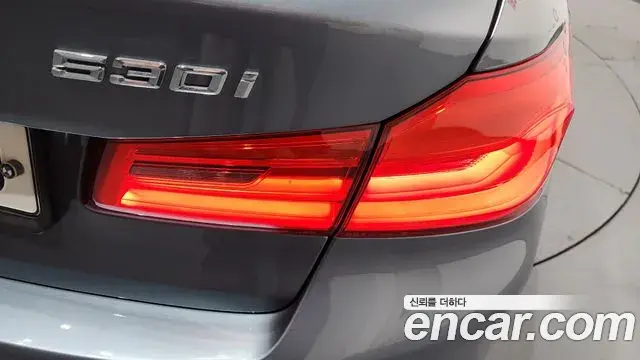 BMW 5 Series 2019 — Photo 28/33