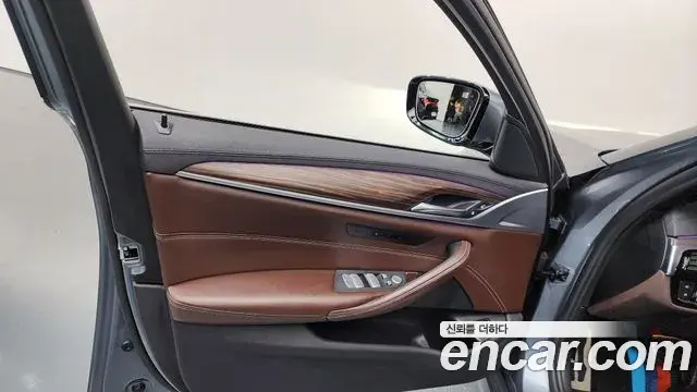 BMW 5 Series 2019 — Photo 19/33