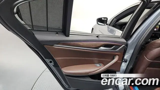 BMW 5 Series 2019 — Photo 14/33
