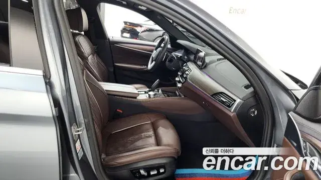 BMW 5 Series 2019 — Photo 24/33