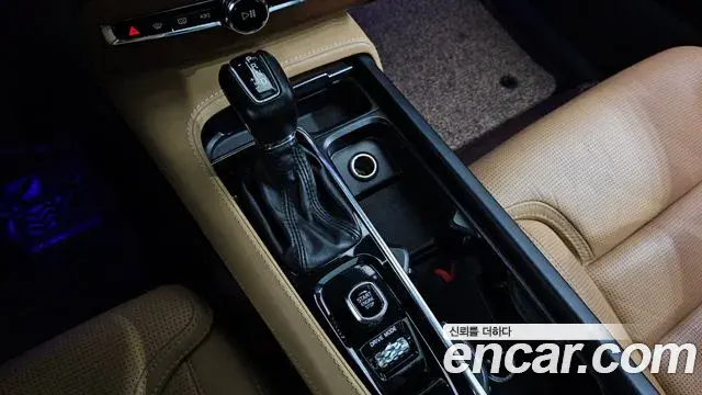 Volvo XC90 2018 — Photo 9/20