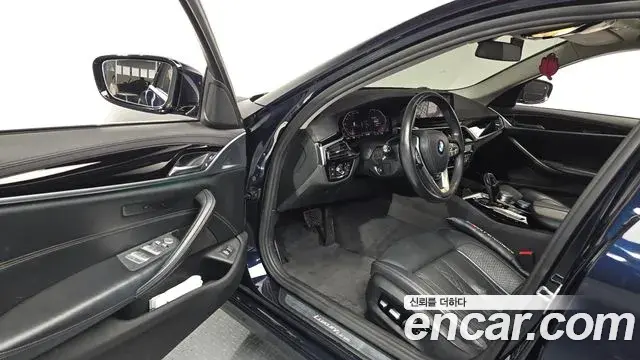 BMW 5 Series 2019 — Şəkil 29/32