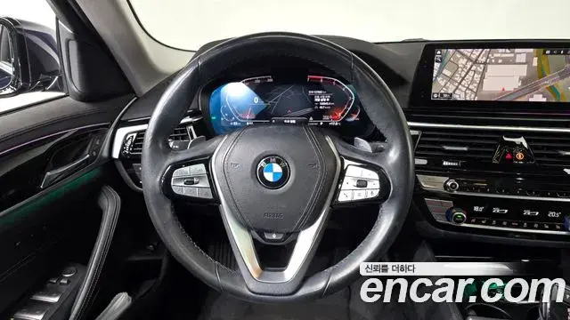 BMW 5 Series 2019 — Şəkil 14/32