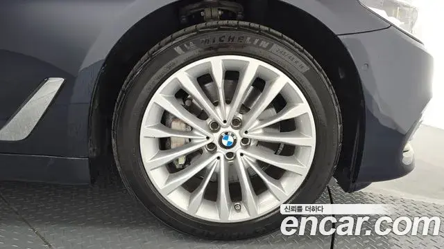 BMW 5 Series 2019 — Şəkil 28/32