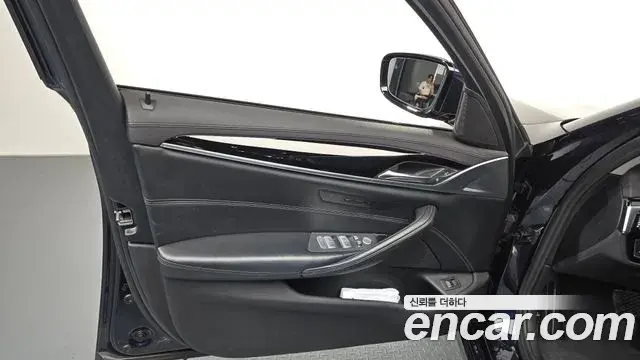 BMW 5 Series 2019 — Şəkil 15/32