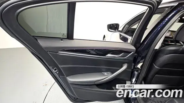 BMW 5 Series 2019 — Şəkil 8/32