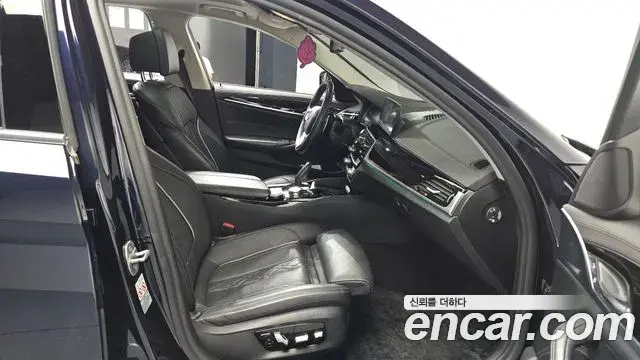 BMW 5 Series 2019 — Şəkil 23/32