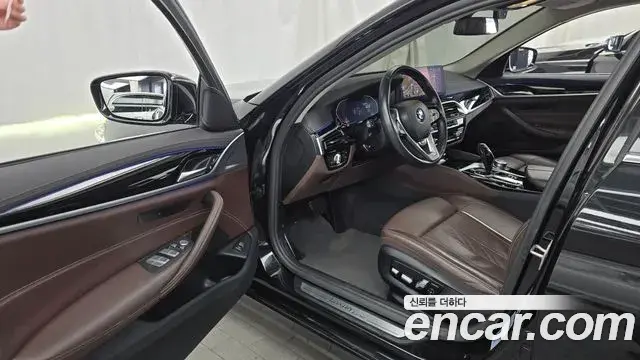 BMW 5 Series 2022 — Şəkil 22/33