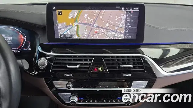 BMW 5 Series 2022 — Şəkil 27/33