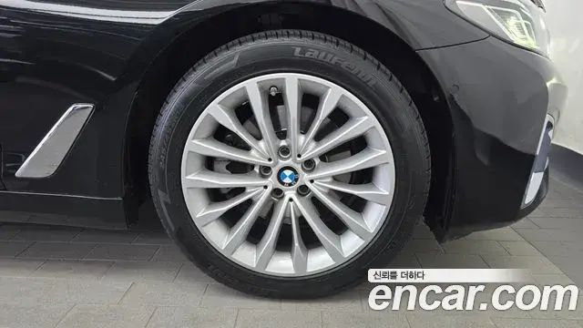 BMW 5 Series 2022 — Şəkil 14/33