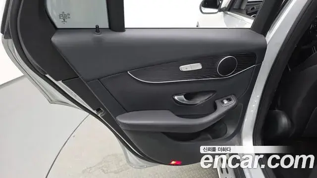 Mercedes-Benz GLC-Class 2019 — Photo 8/32