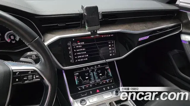 Audi A6 2021 — ფოტო 23/30